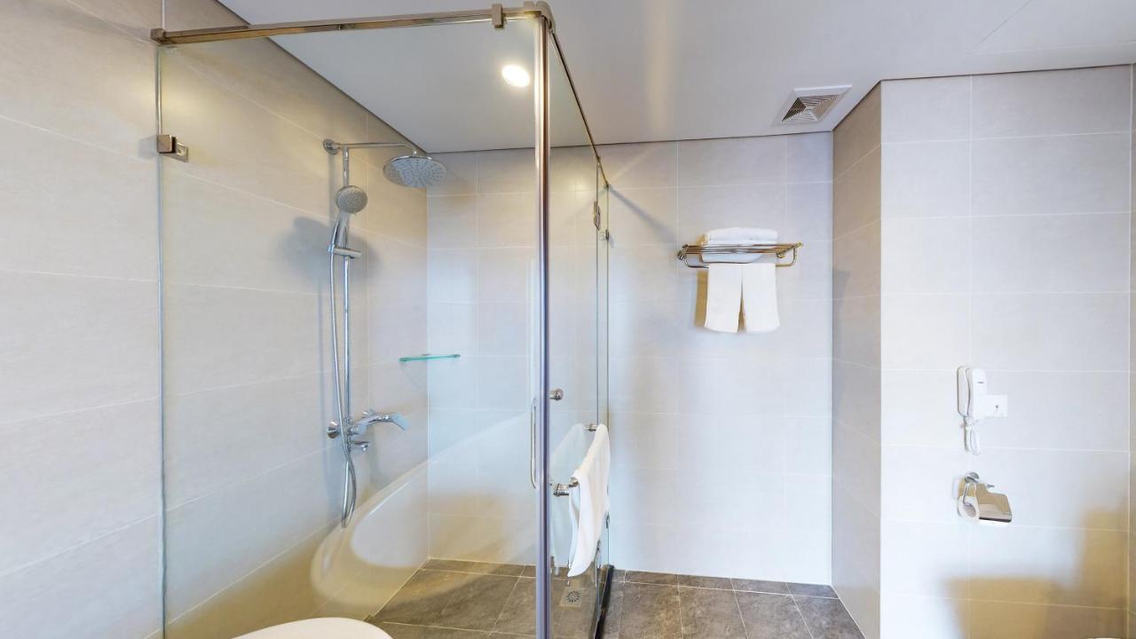 Cau Giay Hotel - By Bay Luxury Hanoï Extérieur photo